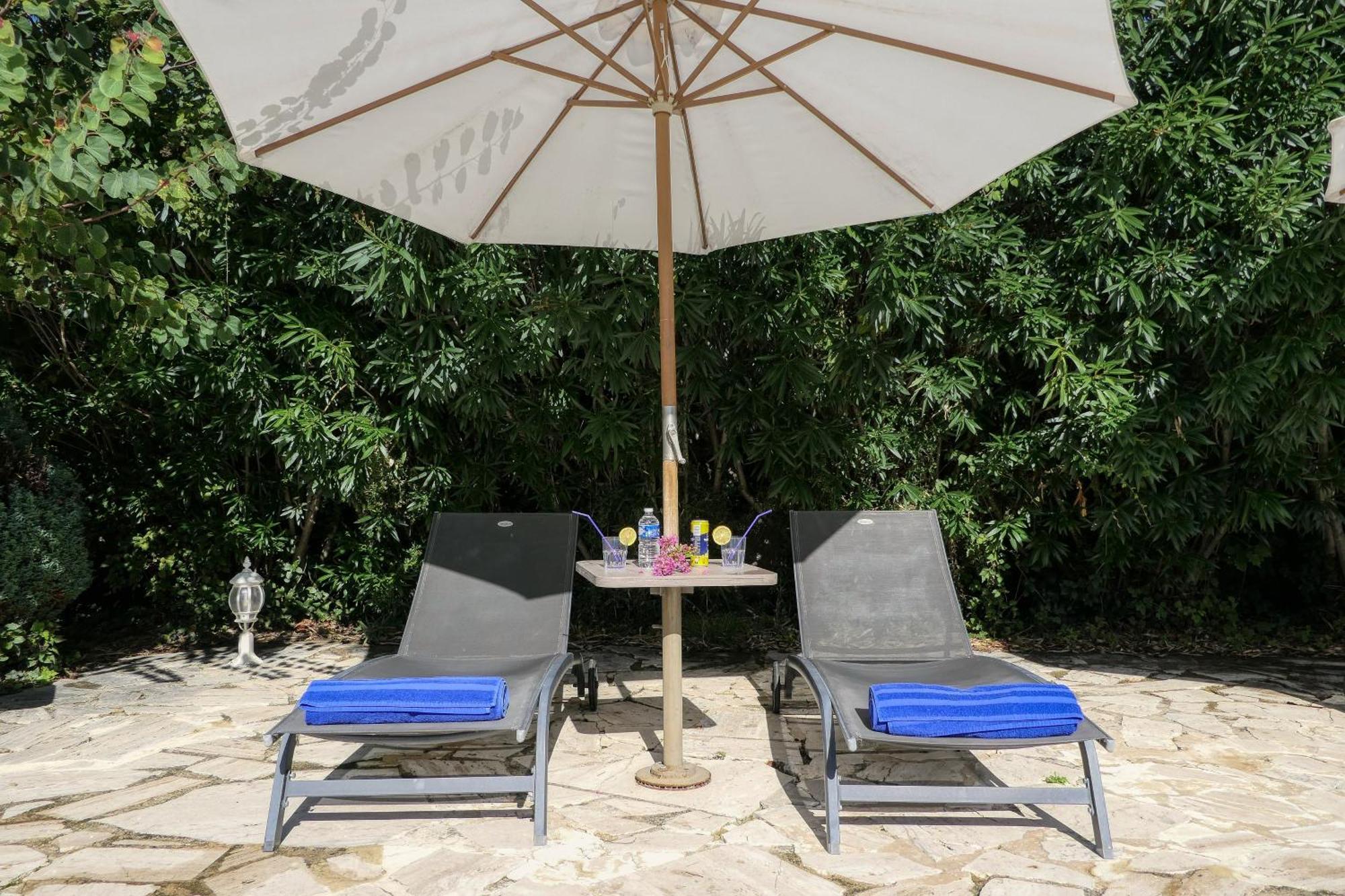 Logis Hotel La Bastide Des Monges Nyons Exterior foto